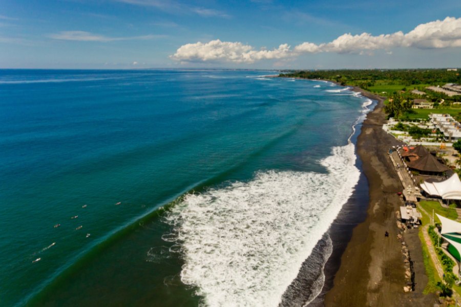 Surfistas posicionam-se contra a construção de restaurante flutuante e marina em Keramas, Bali