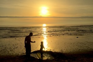 Pai ensina filha a surfar - um gesto de altruismo e amor