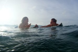 O SURF DE BETHANY HAMILTON E LAKEY PETERSON NAS MALDIVAS