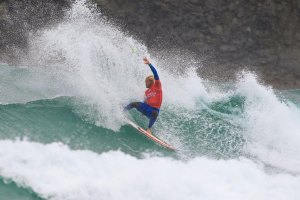 Jorgann Couzinet venceu no masculino com &quot;power surf&quot; em ondas pequenas.