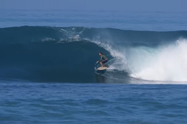 Surfistas comuns numa direita perfeita em Nusa Tenggara Timur