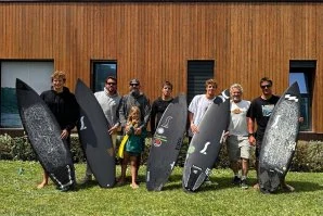 Francisco Queimado, Vasco Ribeiro, Daniel Bartoli (shaper), Manuel Pirujinho, João Roque Pinho, Nick Uricchio (shaper e sócio da Semente), Martim Fortes.