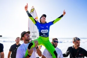 Griffin Colapinto e Molly Picklum vencem finais épicas em Supertubos! Peniche vive um dia memorável de surf