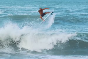 O show de surf de Ítalo Ferreira nas ondas de Baía Formosa antes da Rip Curl WSL Finals