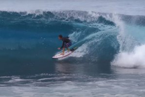 Mason Ho e Gabriel Medina em desafiante onda havaiana