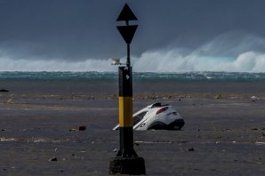 Imagem mostra um carro a ser arrastado pelas cheias esta manhã em Teahupoo