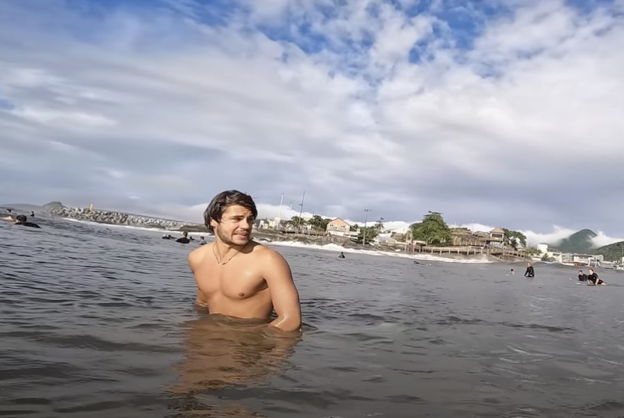Como é a experiência de surfar na praia com mais crowd do Brasil