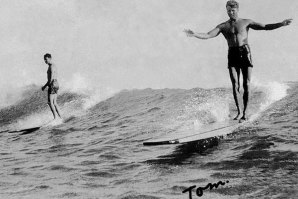 Tom Blake durante o ano de 1927, o mesmo ano quem que este estreou na onda de Malibu, como primeiro surfista a divertir-se nas longas direitas daquela baía Californiana.