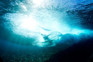 A onda de Teahupoo vista de dentro de água.