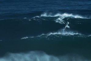 SURPRESA DE VERÃO NA NAZARÉ - ONDAS QUEBRARAM GRANDES E HOUVE TOW IN SURF