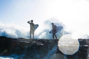 MICK FANNING RECEBE CROSBY COLAPINTO EM SUA CASA