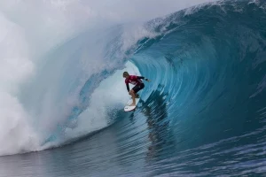 O heat entre John John e Kelly Slater em Teahupoo é o grande favorito entre os homens