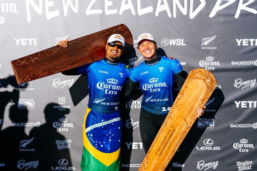 Italo Ferreira e Carissa Moore vencem em Raglan e mexem com os rankings mundiais