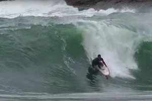 GABRIEL MEDINA BEM VERTICAL NO LITORAL PAULISTA