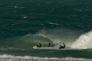 "Currumbin Alley Goes Nuclear" - Algumas ondas impressionantes surfadas em Currumbin