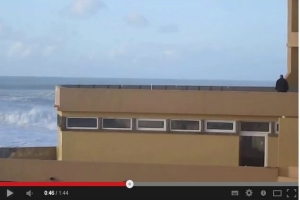HOMEM SURPREENDIDO POR ONDA NA PRAIA GRANDE