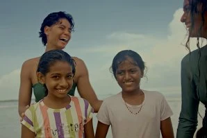 Vaimiti e Ishita Malaviya numa viagem de surf pela Índia
