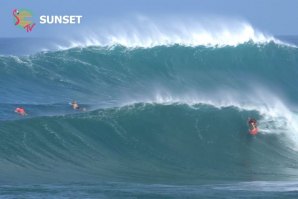 Carissa Moore e Stephanie Gilmore num dia clássico em Sunset Beach