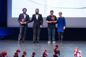 António Silva, da Boa Onda, à esquerda, a receber o prémio no Festival Art&amp;Tur.