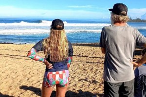 Kika com Barton Lynch no Havai