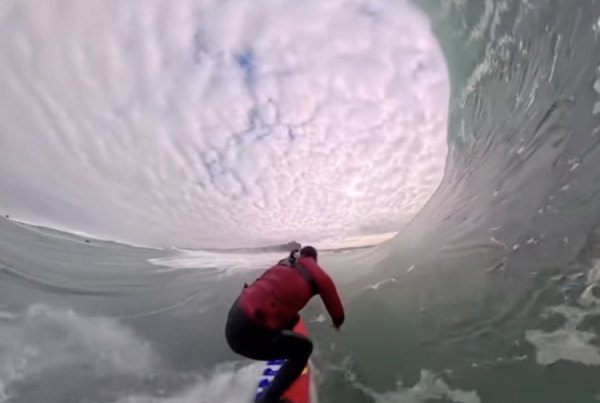 O impressionante video que mostra um surfista dentro de um Tubo Gigante na Nazaré