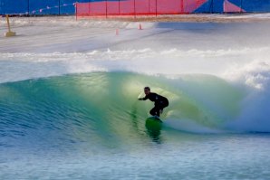 JOVEM AUSTRALIANA MOSTRA O POTENCIAL DE SURF LAKES