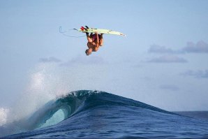 Clay Marzo é definitivamente um surfista espetacular.