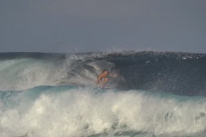 Mason Ho e Sheldon Paishon surfam esquerdas tubulares na Indonésia sem crowd