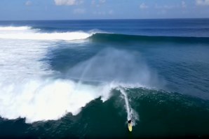 Grande ondulação atinge Bali e os big riders aproveitam ondas longas e solitárias