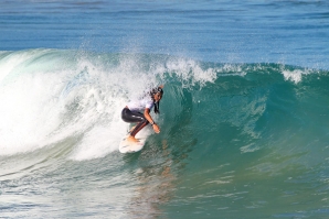 Apesar de eliminada, Bonvalot ainda conseguiu bons momentos de surf como este tubo.