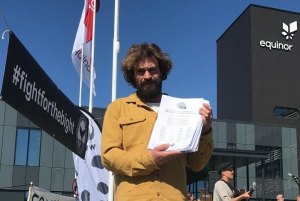 SURFISTA AUSTRALIANO ENTREGA CARTAS DE PROTESTO AO CEO DA EQUINOR