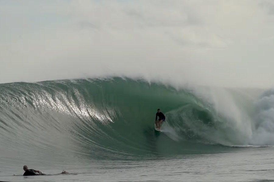 Nias em modo clássico: swell de sul acende os tubos de Lagundri