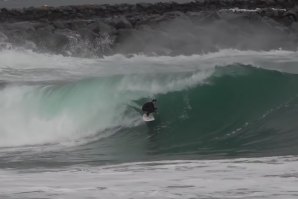 SURF NUM SHOREBREAK VIOLENTO !