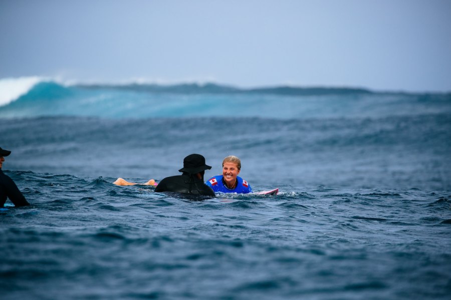 Erin Brooks elimina Carissa Moore e vai discutir a vitória em Cloudbreak com Isabella Nichols