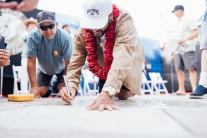 Italo Ferreira é o 1º Brasileiro a cravar as mãos e pés no Surfers Hall of Fame em Huntington Beach, Califórnia