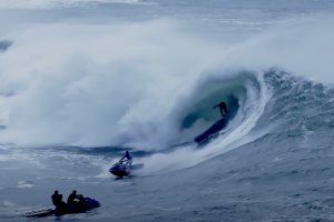 Nic von Rupp e Elite do Tow Surf Enfrentam o Maior Swell da Temporada em Mullaghmore