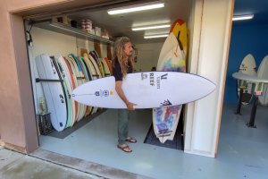 A sala de pranchas de Rob Machado é um verdadeiro parque de diversões