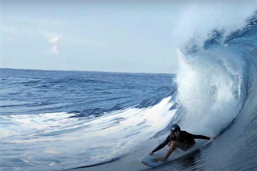 A surfar no Tahiti, Caitlin Simmers mostra-nos como é o futuro do surf feminino