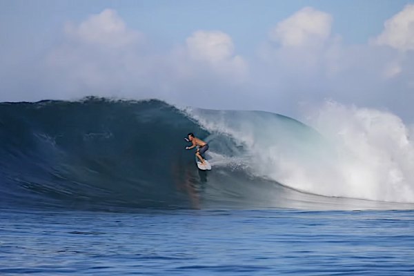 Primeira Swell da Estação Seca na Indonésia Oferece Condições de Surf de Sonho