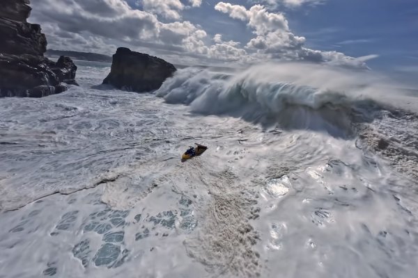 Novo vídeo mostra por dentro um dos resgates mais violentos já filmados na Nazaré