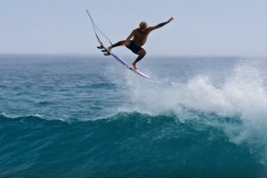FILIPE TOLEDO E COMPANHIA SURFAM TUBOS EM ÁGUAS AZUL TURQUEZA NO PANAMÁ