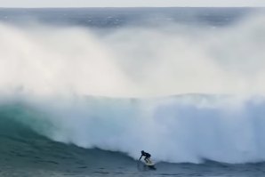 Criança de 11 anos de idade surfa onda muito grande em Waimea Bay, Hawaii