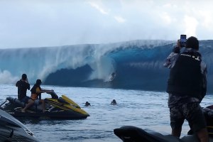 A acção no final de Maio em Teahupo'o, com Nic Von Rupp e os irmãos Chianca