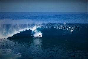 Gilbert Teave, de 16 anos, sofre wipeout tenebroso em Teahupoo