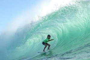 O jovem indonésio Rafael Hiroshi Setiadi Hiro tem 11 e fez o seu primeiro tubo em Padang Padang