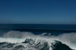 FOTÓGRAFO DE SURF FRATURA A COLUNA EM SESSÃO DE SURF PESADA QUE DECORREU NUM OUTER REEF EM OAHU
