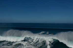 FOTÓGRAFO DE SURF FRATURA A COLUNA EM SESSÃO DE SURF PESADA QUE DECORREU NUM OUTER REEF EM OAHU