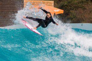 Carissa Moore a partir tudo na Wavegarden Cove espanhola.