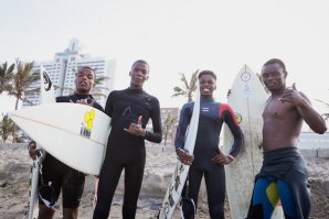 CRIANÇAS DE RUA EM DURBAN E MOÇAMBIQUE TORNAM-SE SURFISTAS