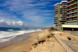 perspectiva de Sul para Norte da Praia de Ofir com as famosas Torres à direita.